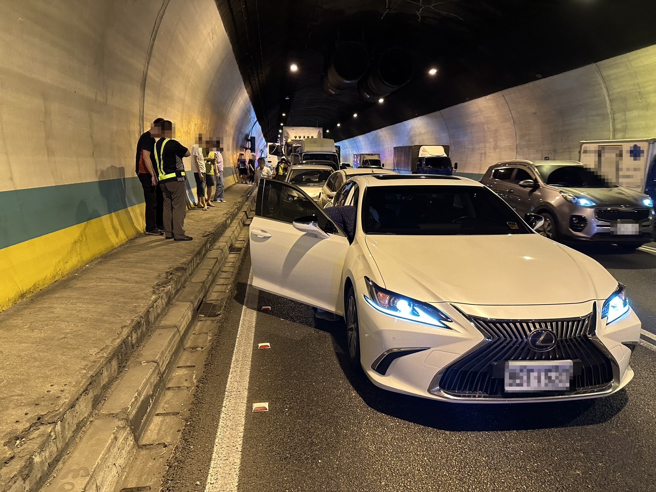 今（7日）下午14时许，国道3号南向34.8公里中和路段发生6车追撞事故。（图／警方提供）