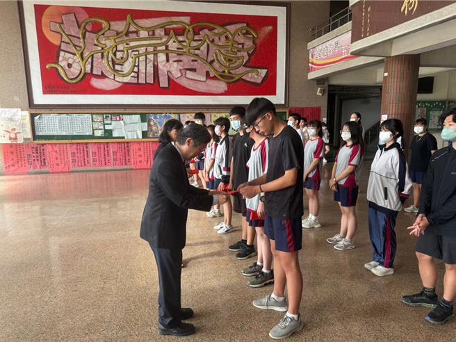 劉文華的兒子劉維穆醫師（左一），為了紀念父親而成立劉文華教育獎助學金，從2018年開始捐贈獎助學金，鼓勵學生奮發向上。（後壁高中提供／張毓翎台南傳真）