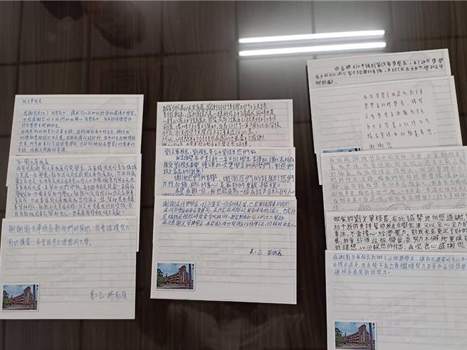 這學期全校30班共30位學生獲獎，獲獎學生自發寫卡片感謝。（後壁高中提供／張毓翎台南傳真）
