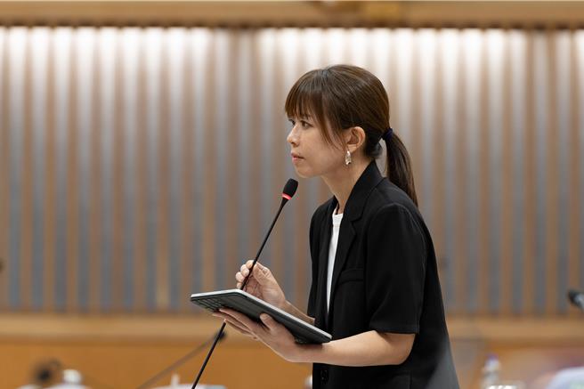 國民黨新北市議員江怡臻質詢時痛批，這項政策沒有說明財源，根本是空頭支票。（江怡臻提供／呂健豪新北傳真）