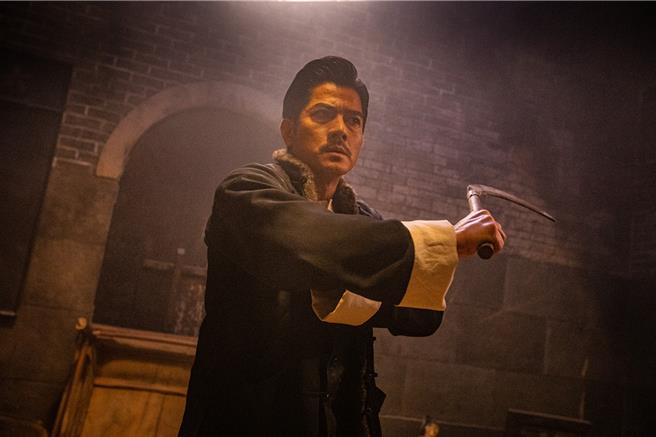 郭富城在《九龍城寨之圍城》中飾演殺人王，手持鐮刀狠勁十足。（圖／華映提供）