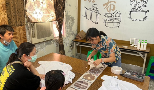 徐瑜君带领染布活动。(照片/教育部提供)