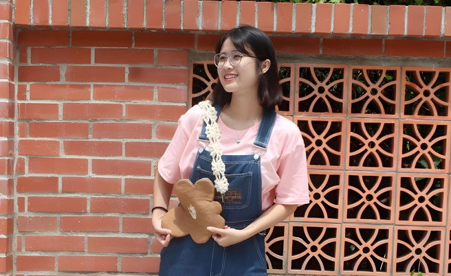 柯玉淇结合柿染布与异材质设计出「惯美的-花朵小包」。(照片/教育部提供)