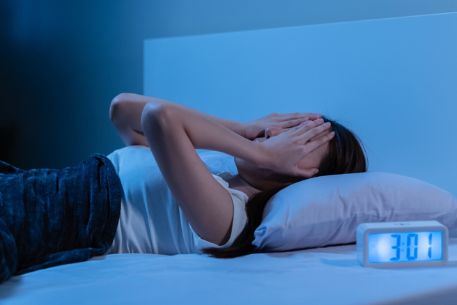 許多人都有失眠的困擾，長期下來恐對健康造成嚴重負面影響。（示意圖：shutterstock／達志）