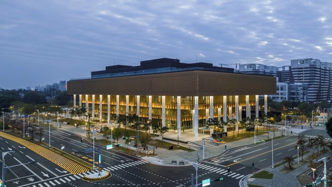 台南巿立图书馆总馆占地大，馆内拥有多元化设备，提供居民良好的生活休憩空间。（业者提供）