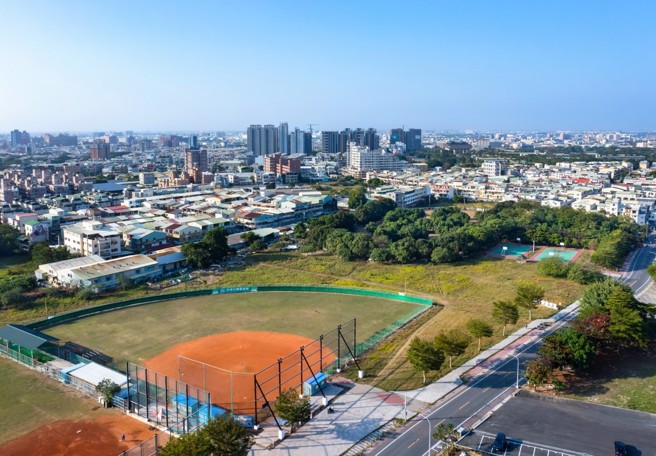 「佳晟家和」步行350米即可以抵达万坪公园，住户享受绿意氛围。图为永康忠孝运动公园。（业者提供）