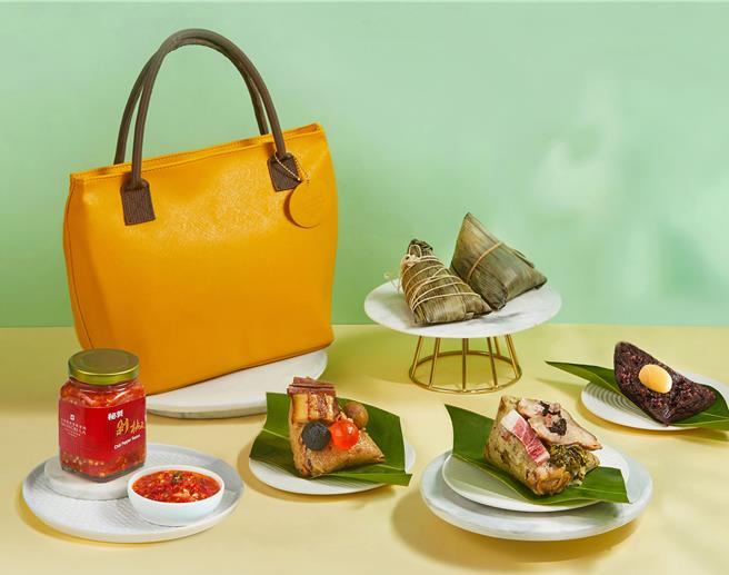 台南遠東香格里拉「端午經典禮袋」，含特色粽子及秘製剁椒醬，搭配高質感手提包。（台南遠東香格里拉提供／吳娮翎台北傳真）