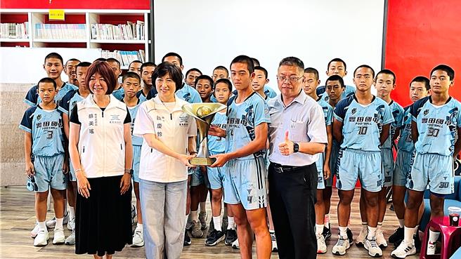 豐田國中足球隊榮獲112學年度中等學校足球聯賽11人制國男甲級冠軍，隊長鄭裕辰（右二）代表獻獎。（蕭嘉蕙攝）