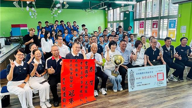 丰田国中足球队庆祝夺冠，各界共襄盛举。（萧嘉蕙摄）