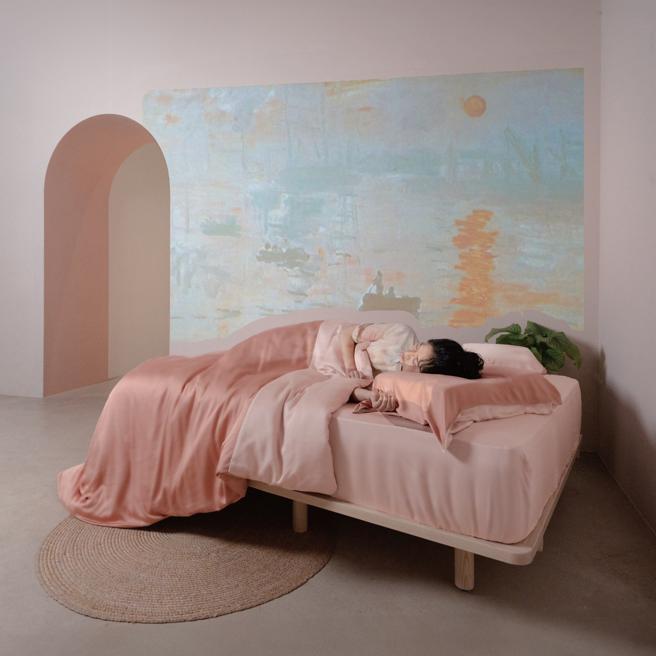LOVEFU全新推出春夏限定「竹眠亲裸肤寝饰 4 件组｜日出红 x 朝雾粉」，标准双人尺寸9160元。（LOVEFU提供／古明弘台北传真）
