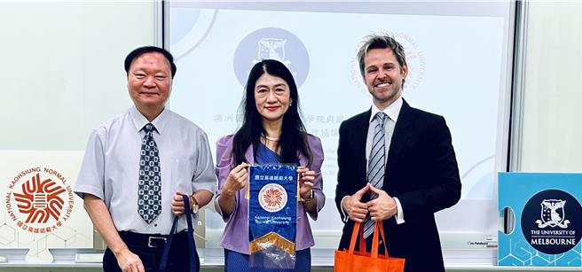 高师大校长王政彦（左）与墨尔本大学教育学院副院长Dr. Russell Cross（右）签属两校合作备忘录，有助强化台、澳学术文化合作。（高师大提供／任义宇高雄传真）
