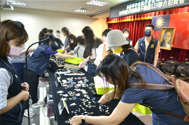 法务部行政执行署台北分署7日举行母亲节「123联合拍卖会」，(台北分署提供)