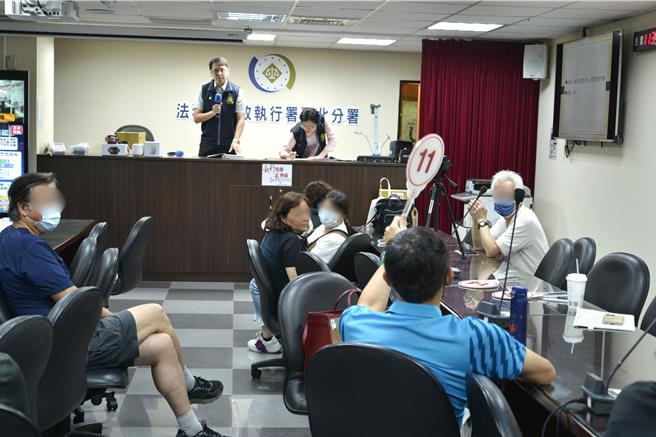 法务部行政执行署台北分署7日举行母亲节「123联合拍卖会」，(台北分署提供)