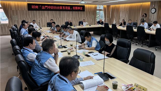 金门县议会跨党派问政联盟政团暨无党籍联盟政团，今日邀集县府相关单位召开研商「金门申设自由贸易港区」会议。(于家麒摄)