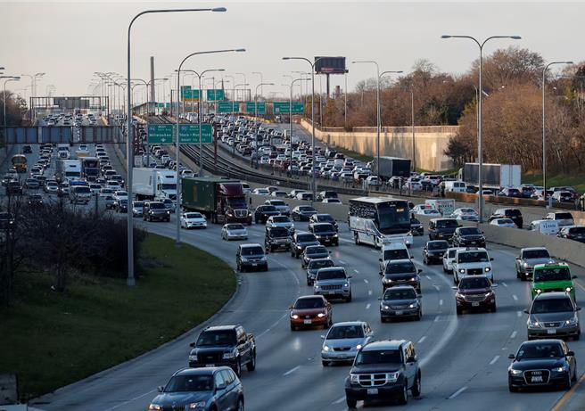 车流量大的时段，容易引发驾驶人「路怒症」发作，可能影响交通秩序甚至引发交通事故。（示意图／路透社）
