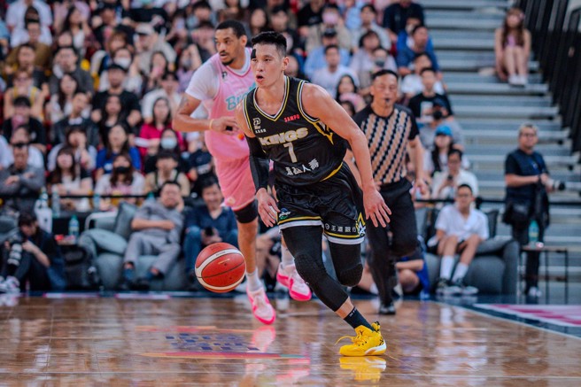 林书豪（前）7日贡献27分，帮助新北国王客场击败台北富邦勇士。（PLG提供）