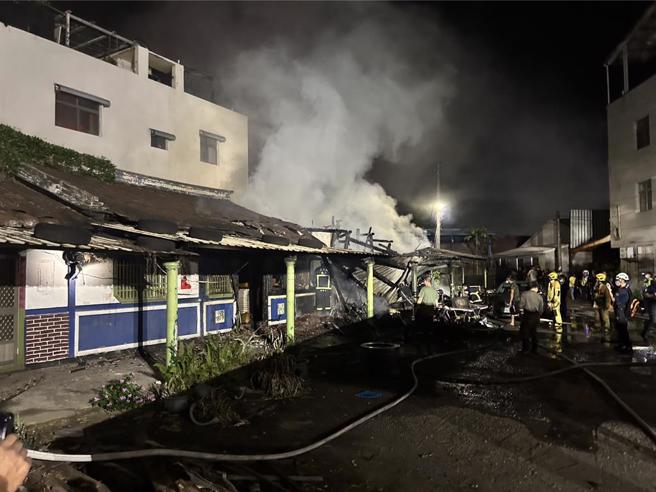 嘉义县太保市民生路96巷7日晚上9点多发生住宅火警，据报一度有7人受困。（读者提供∕吕妍庭嘉义传真）