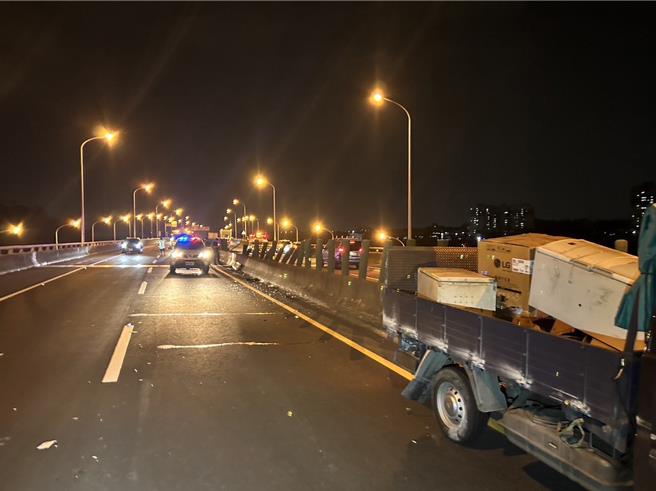 台88車禍，2車追撞後冰箱掉落到對向車道。（翻攝照片／高雄洪靖宜傳真）