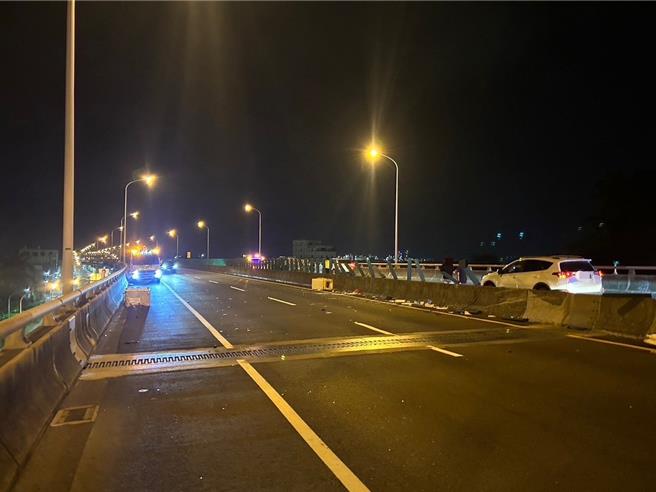 台88車禍，2車追撞後冰箱掉落到對向車道。（翻攝照片／高雄洪靖宜傳