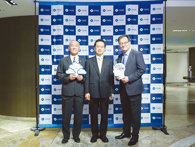 证交所举办113年度证券商资通安全会议，由左至右分别为证交所经理刘学庸、总经理简立忠、副理廖正华。图／证交所提供