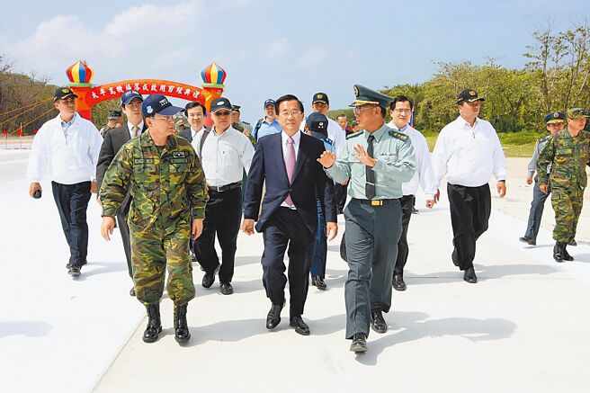 绿委炮轰国民党团声称登太平岛是为了主权，根本是拿主权当自助餐，只是政治操作的藉口。图为陈水扁总统登太平岛慰问官兵。（军闻社）
