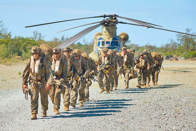 美、菲和澳洲军队5日空降台湾以南的巴丹岛举行演习，防范台海或南海爆发衝突。图为美国士兵准备登上CH-47契努克式直升机。（美联社）