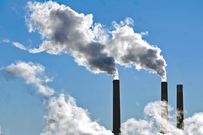 环境部召开第3次碳费费率审议会，专家建议依照固定成长率提高碳费费率至与欧盟的碳定价一致。（美联社）