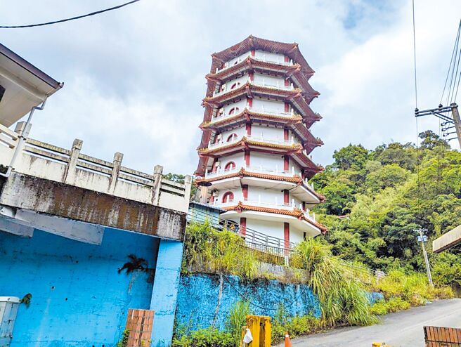 基隆市政府預計改建已有40年歷史的市立納骨塔，對外招標卻2度流標。（張志康攝）