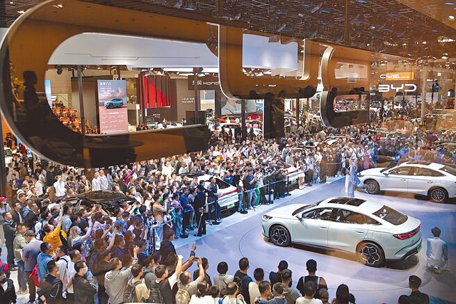 大陆上市公司业绩正在恶化，据统计，约5200家在上海与深圳上市的企业，2023财年净利润较上一财年下降3％，是5年来首次下降。图为2024年5月的北京车展。（新华社）