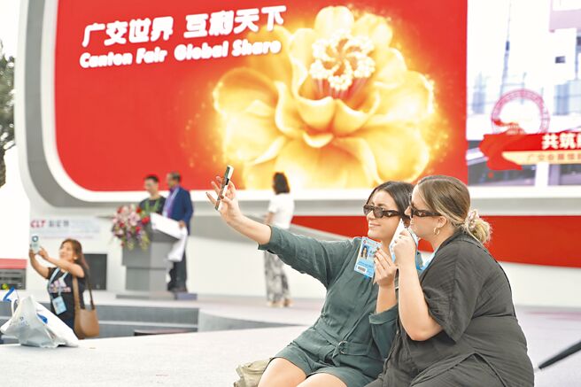 广交会闭幕，线下出口成交247亿美元，比上届增长10.7％。（中新社）