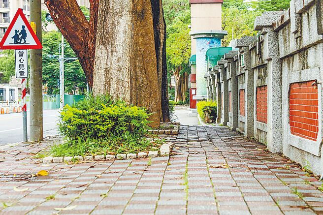 新竹縣打造友善人本環境，竹北國小通學廊道6日翻新動工。（新竹縣政府提供／羅浚濱新竹傳真）