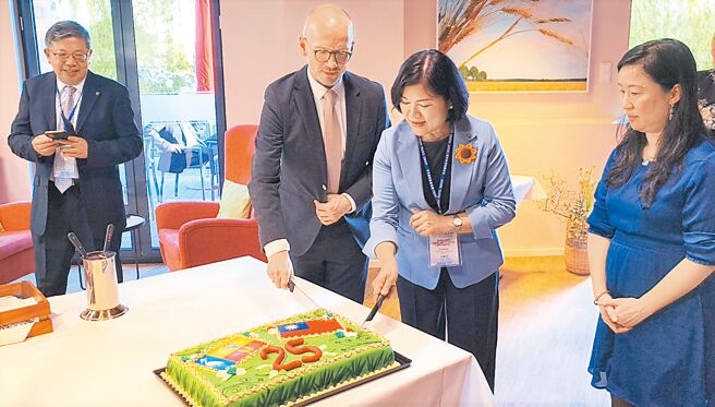 云林县长张丽善日前率团回访德国姊妹县巴歆县，与巴歆县长史腾贝格（左二）一起切缔结姊妹县25周年纪念蛋糕。（云林县政府提供／周丽兰云林传真）