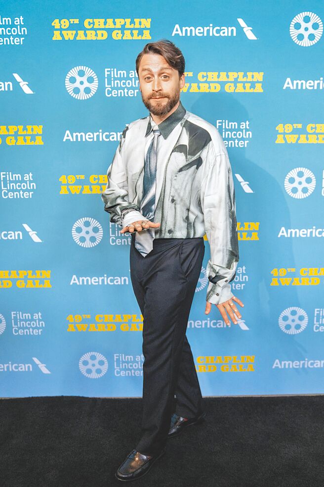 《继承之战》男星基伦克金穿上Paul Smith春夏新装，痞帅出席活动，满版迷幻印花长袖衬衫2万2300元、印花领带7500元、黑色长裤2万6800元。（路透）