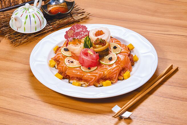 于台中起家的大渔餐饮集团，旗下大渔迴转寿司顺应节日将寿司变身为母亲节蛋糕「鲑鱼女神」（见图），2280元。（大渔餐饮集团提供）