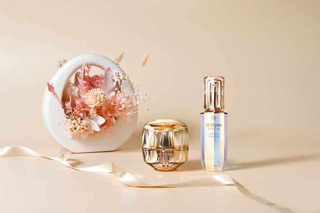 肌肤之钥满额达1万5000元，即送母亲节限量光采永生扩香花礼。（肌肤之钥提供）