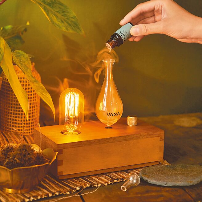 VANA Hygge no.19实木扩香仪（有灯款），母亲节特惠3280元。（VANA提供）