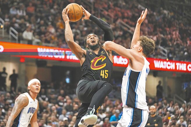 就算遭到法兰兹华格纳（右）勾住左手，米契尔照样打算投篮。（美联社）