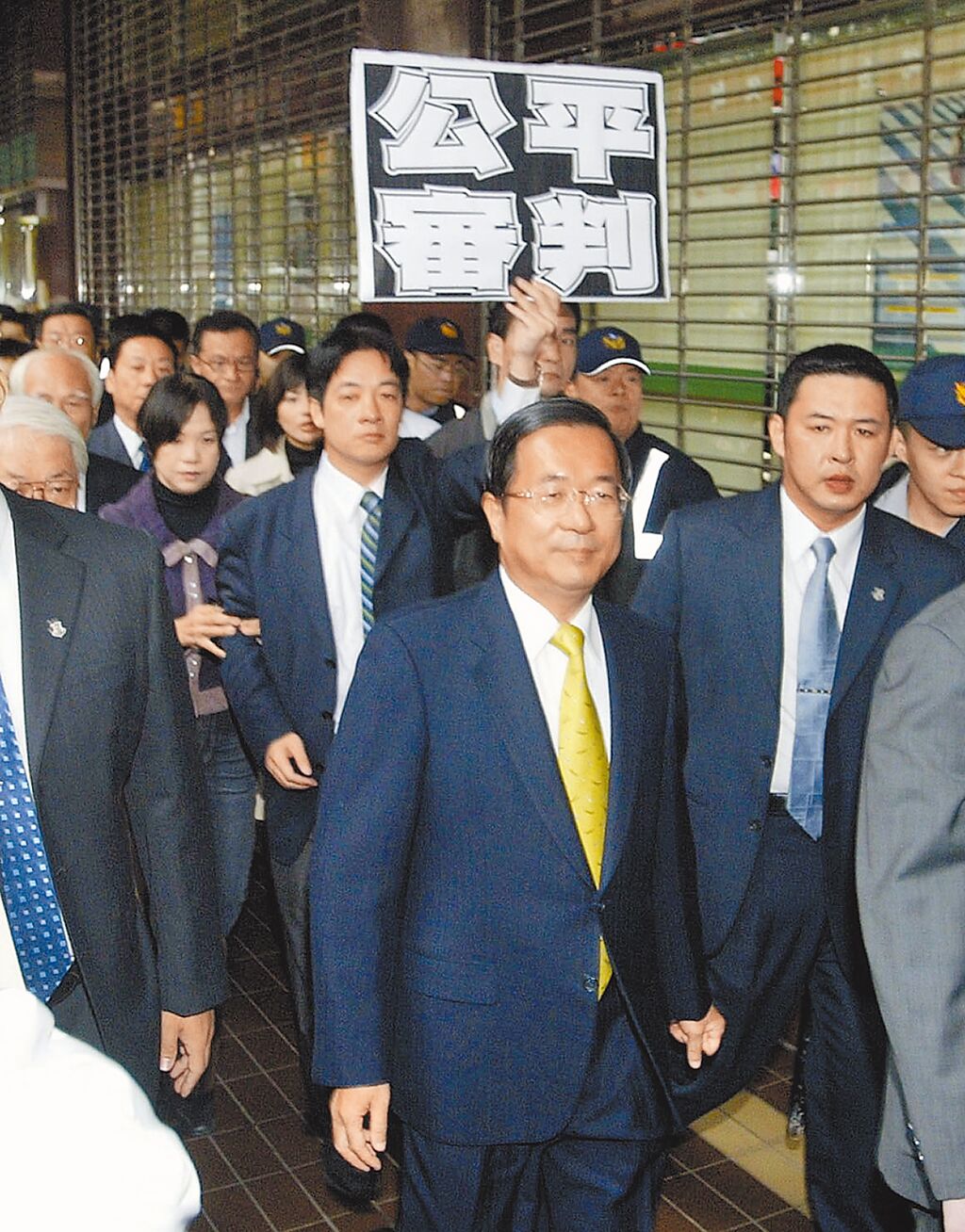 特偵組2008年傳訊前總統陳水扁（右二），時任立委賴清德（左二）一路舉著「公平審判」標語陪同，如今賴就任總統前，傳出將特赦阿扁之事。 （本報資料照片）