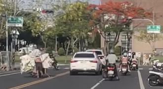 「移動神主牌」大馬路逆向 民眾無奈PO網：誰來幫幫忙