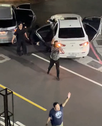 對峙畫面曝光！8警抓毒烏龍對自己人拔槍  民眾直擊：嚇壞了