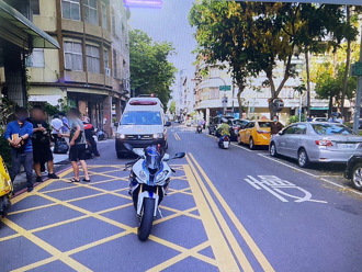 超驚險！小六男童突竄出「闖馬路」擊落重機 翻滾一圈奇蹟無礙  