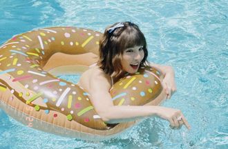 峮峮罕曬「兄弟象比基尼」 深V超兇曲線全都露 KID驚：哎唷