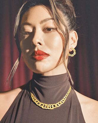 蔡詩芸金飾上身氣場強