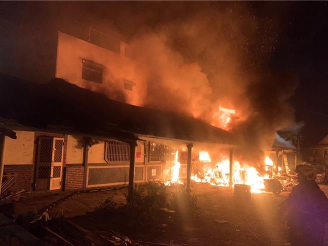 嘉义县太保市7日晚间传民宅火警，消防人员到场时，平房已全面燃烧。（读者提供∕吕妍庭嘉义传真）