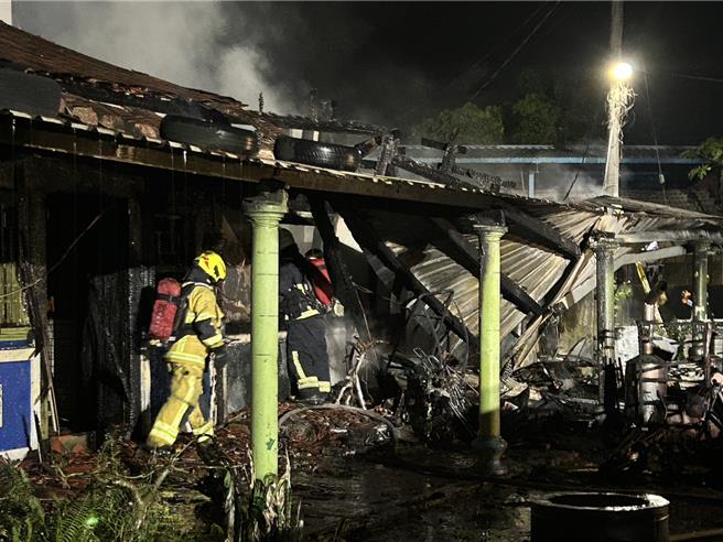 火势扑灭后，搜救小组挺进屋内搜寻。（读者提供∕吕妍庭嘉义传真）