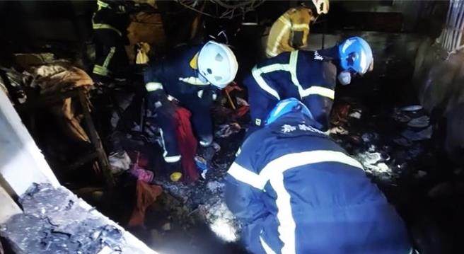 搜救人员持续在屋内搜索，甚至徒手挖掘、翻找，直到出动大型机具才找到7岁男童。（翻摄自张文荣脸书∕吕妍庭嘉义传真）