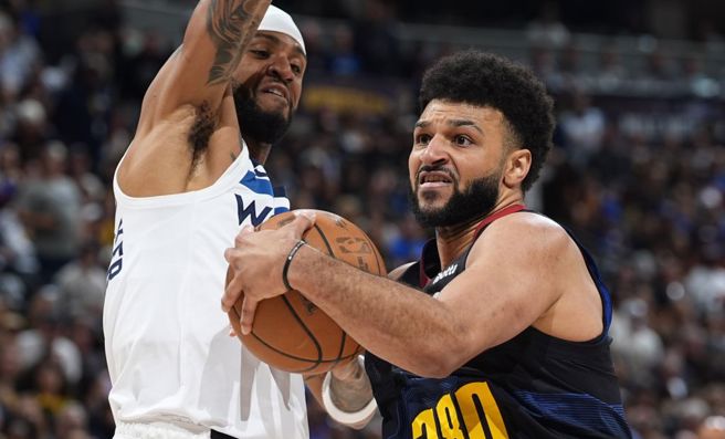 金塊後衛莫瑞（右）持球進攻。（美聯社資料照）