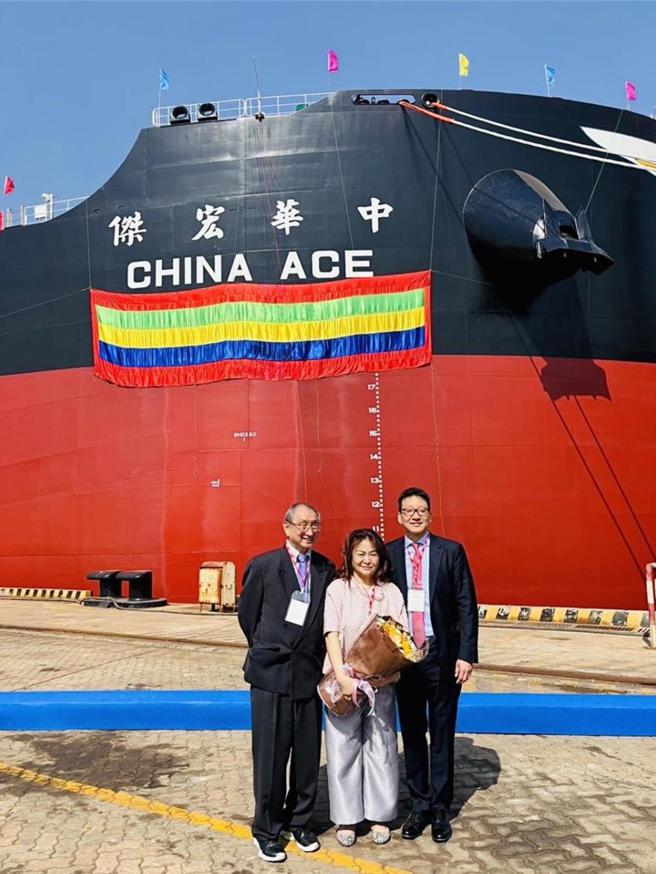中航董事长彭士孝（右一）。图／中航提供