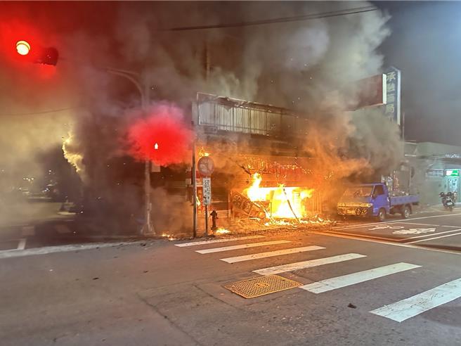 桃园龙潭一家豆浆店，凌晨发生火警，2名员工紧急逃生。（消防局提供／吕筱蝉桃园传真）