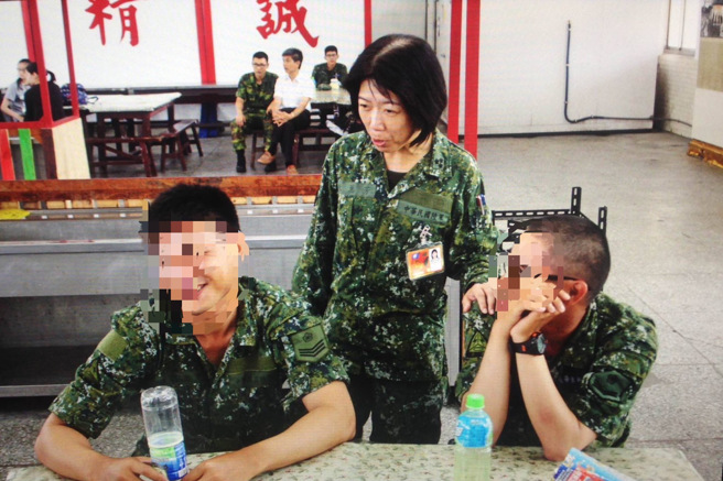 陆军司令部文宣组长朱蕙芳上校可望成第12位女少将。(翻摄自陆军司令部脸书)